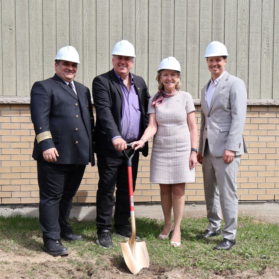 M. Pascal Grenier, directeur service sécurité incendie ; M. Guy Lamothe, maire de la Municipalité de Sainte-Sophie ; Sonia Bélanger, ministre responsable de la région des Laurentides ; Matthieu Ledoux, directeur général de la Municipalité de Sainte-Sophie